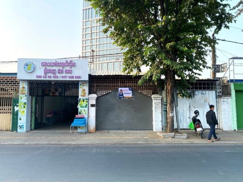 ដីឃ្លាំងលក់បន្ទាន់ ​ នៅលើផ្លូវសហព័ន្ធរុស្ស៊ី