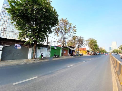 ដីឃ្លាំងលក់បន្ទាន់ ​ នៅលើផ្លូវសហព័ន្ធរុស្ស៊ី