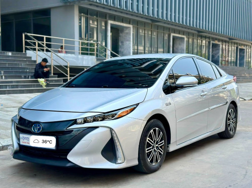 ឡានលក់ Prius Prime Premium 017 ពណ័ទឹកប្រាក់ AutoCheck កប់