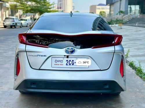 ឡានលក់ Prius Prime Premium 017 ពណ័ទឹកប្រាក់ AutoCheck កប់