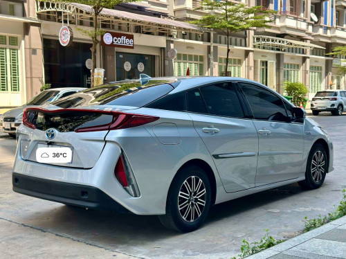 ឡានលក់ Prius Prime Premium 017 ពណ័ទឹកប្រាក់ AutoCheck កប់