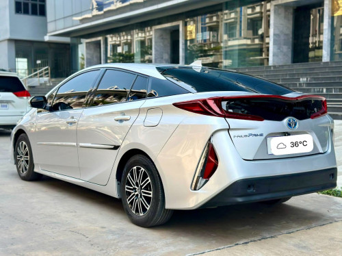 ឡានលក់ Prius Prime Premium 017 ពណ័ទឹកប្រាក់ AutoCheck កប់