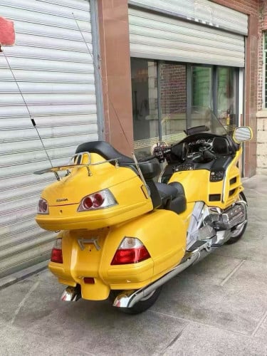🛵 Honda Gold Wing (ម៉ូតូហុងដាហ្គោលវីង)