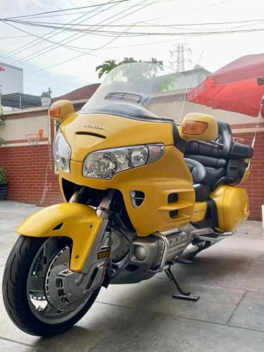 🛵 Honda Gold Wing (ម៉ូតូហុងដាហ្គោលវីង)