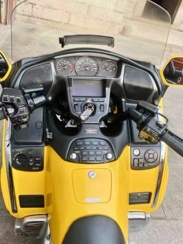 🛵 Honda Gold Wing (ម៉ូតូហុងដាហ្គោលវីង)
