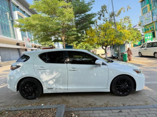 Ct200h 2013 full premiumអាគុ2023មួយធុង