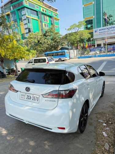 Ct200h 2013 full premiumអាគុ2023មួយធុង