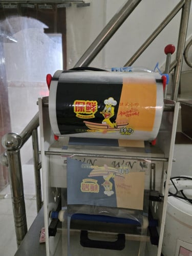 Food box sealing machine, with 3 boxes of food boxes