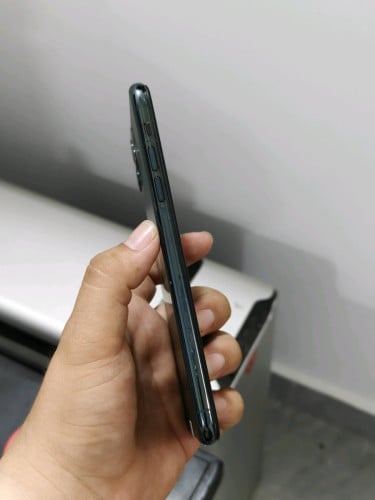 iPhone 11 Pro max 64g តួ95% អេក្រង់ថ្មី អត់ស្កេន