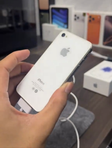 iPhone 4s ថ្មីស្អាត