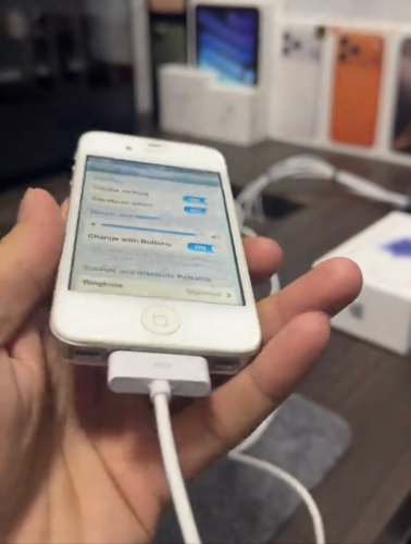 iPhone 4s ថ្មីស្អាត