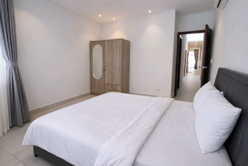 Large 2 Bed Apartment - Daun Penh