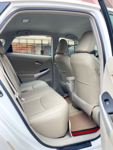 Prius 2010 Option 2 ក្នុងលឿង