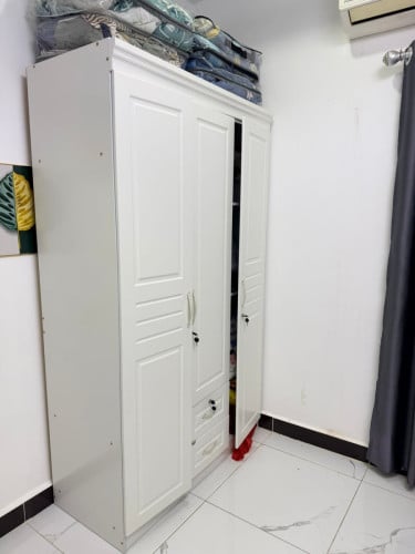 White wooden cabnet