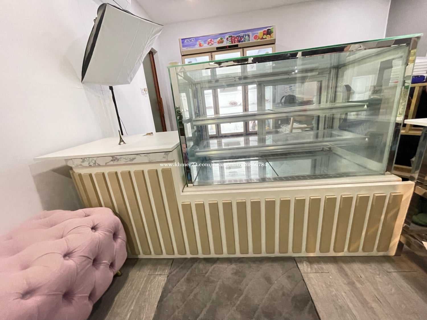 ទូតាំងនំខេកនឹងខោនធើ