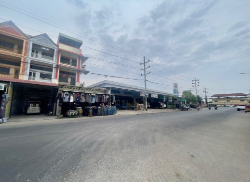 ផ្ទះអាជីវកម្មសំរាបលក់នៅលើផ្លូវសឡា ជិតស្ថានីយ៏ទូរទស្សបាយ័ន