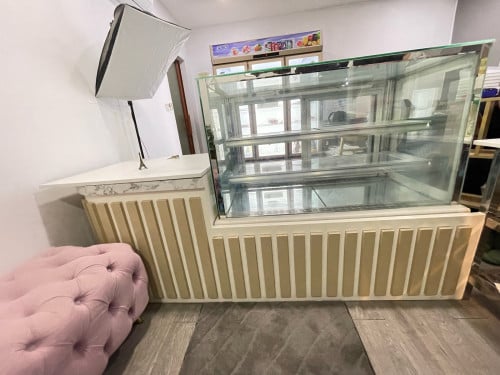 ទូតាំងនំខេកនឹងខោនធើ