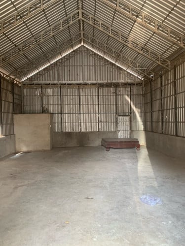 ឃ្លាំងខាងឆ្វេង សំរាប់ជួល 450$ ផ្លូវ1011 ក្រោយមន្ទីរពេទ្យសែនសុខ