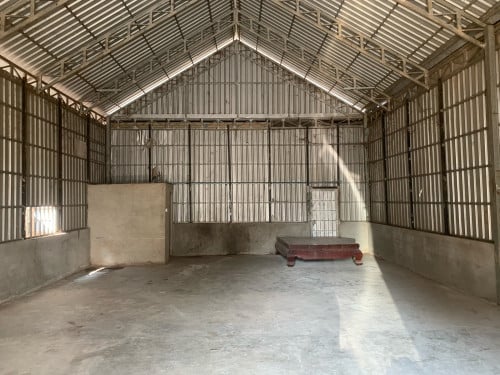 ឃ្លាំងខាងឆ្វេង សំរាប់ជួល 450$ ផ្លូវ1011 ក្រោយមន្ទីរពេទ្យសែនសុខ