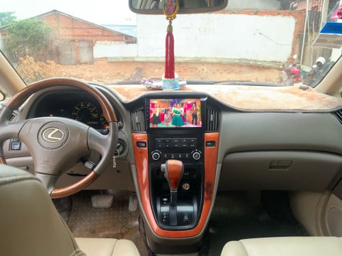 ឡានលក់ Lexus rx 300 ឆ្នាំ02 ហ្វូល តម្លៃ8,280$ចចារបានតិចតូច ធានាឡានស្អាត