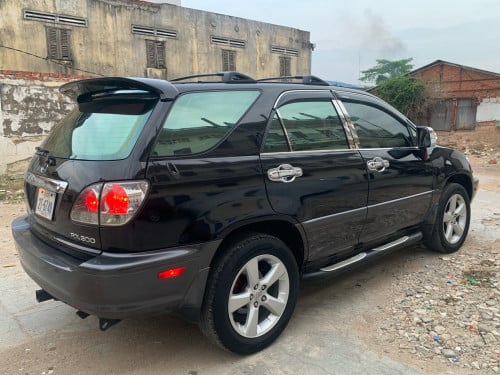 ឡានលក់ Lexus rx 300 ឆ្នាំ02 ហ្វូល តម្លៃ8,280$ចចារបានតិចតូច ធានាឡានស្អាត