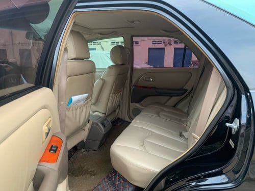 ឡានលក់ Lexus rx 300 ឆ្នាំ02 ហ្វូល តម្លៃ8,280$ចចារបានតិចតូច ធានាឡានស្អាត