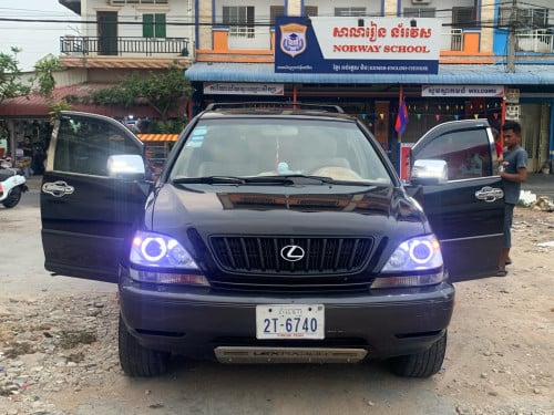 ឡានលក់ Lexus rx 300 ឆ្នាំ02 ហ្វូល តម្លៃ8,280$ចចារបានតិចតូច ធានាឡានស្អាត