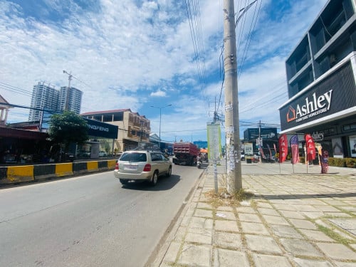 ផ្ទះអាជីវកម្មសម្រាប់ជួលជាប់ផ្លូវឧកញ៉ា ម៉ុងឫទ្ធី | Shophouse for Rent on main Road Street 1928
