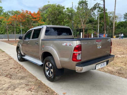 ឡានលក់ToyotaVigoឆ្នាំ2005ប៉ុង2កាប់ពីតាស់ប្រភេទឡានក្រុមហ៊ុនតំលៃ18900$ធានាជូនឡានអត់បុលប៉ះនៅស្អាតមាជុំ