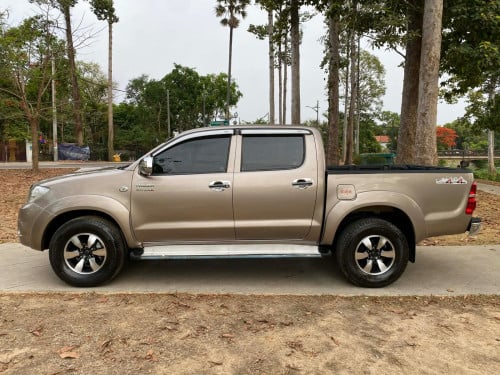 ឡានលក់ToyotaVigoឆ្នាំ2005ប៉ុង2កាប់ពីតាស់ប្រភេទឡានក្រុមហ៊ុនតំលៃ18900$ធានាជូនឡានអត់បុលប៉ះនៅស្អាតមាជុំ