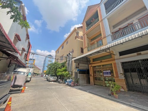 🏘 ផ្ទះល្វែង (ខាង) ក្នុងបុរី ហុងឡាយសឡា ត្រូវការលក់បន្ទាន់ខ្លាំង (កូដ: A05-057905)