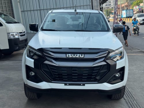 Free ស្គុត នឹង UV ទិញបានភ្លាមៗ 𝗜𝗦𝗨𝗭𝗨 𝐃 𝐌𝐀𝐗 𝐃𝐄𝐋𝐔𝐗 ឆ្នាំ 𝟐𝟎𝟐𝟔 ថ្មី💯