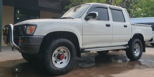Hilux លេខដៃ កាប់ពីតាស់ 4x4