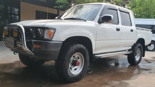 Hilux លេខដៃ កាប់ពីតាស់ 4x4