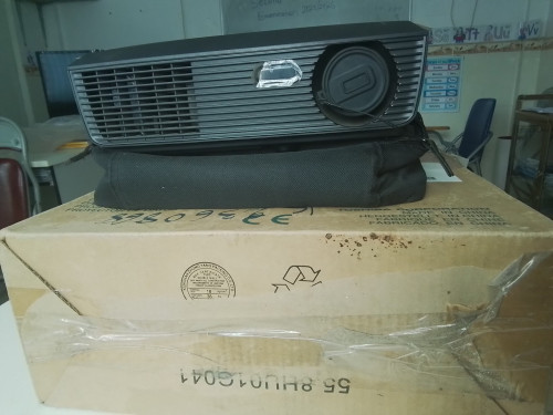 LCD PROJECTORS BLACK AND WHITE COLOURS