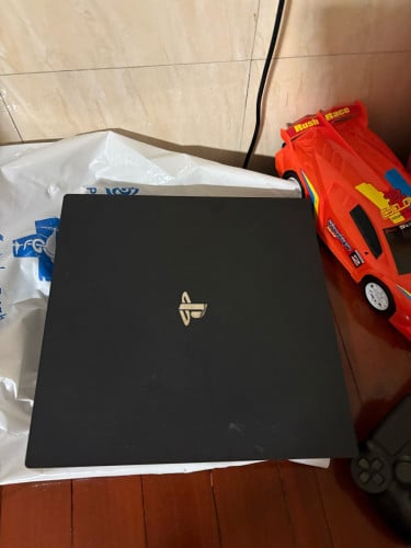 PS4 pro 1T NO JB 2contro លក់ព្រោះអត់ពេលលេង។