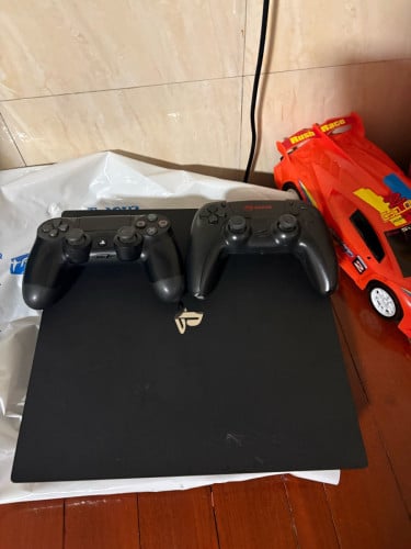 PS4 pro 1T NO JB 2contro លក់ព្រោះអត់ពេលលេង។
