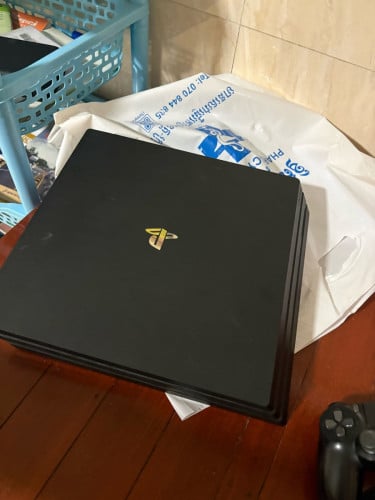 PS4 pro 1T NO JB 2contro លក់ព្រោះអត់ពេលលេង។