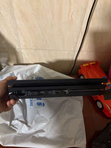 PS4 pro 1T NO JB 2contro លក់ព្រោះអត់ពេលលេង។