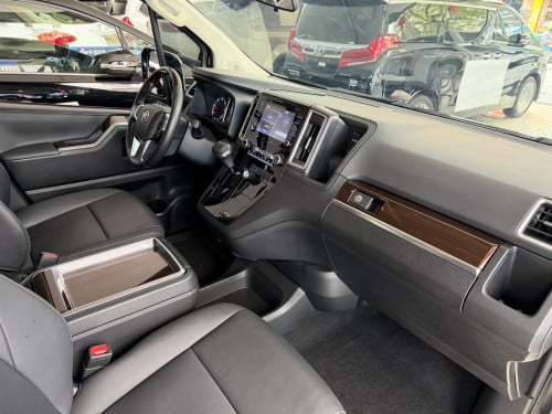 TOYOTA GRANVIA VIP PREMIUM 2022 ម៉ាស៊ូត​