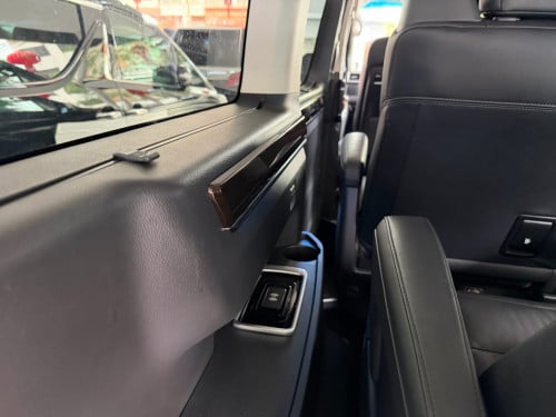 TOYOTA GRANVIA VIP PREMIUM 2022 ម៉ាស៊ូត​