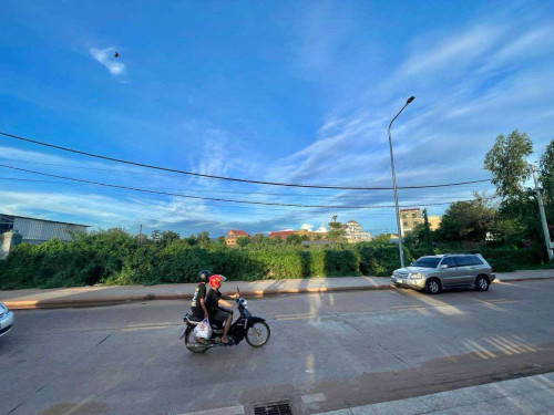 ដីលក់ជាប់ផ្លូវបេតុងរដ្ធធំក្រោយផ្សារលើធំថ្មី(សៀមរាប)លក់ប្រញ៉ាប់