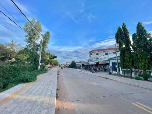 ដីលក់ជាប់ផ្លូវបេតុងរដ្ធធំក្រោយផ្សារលើធំថ្មី(សៀមរាប)លក់ប្រញ៉ាប់