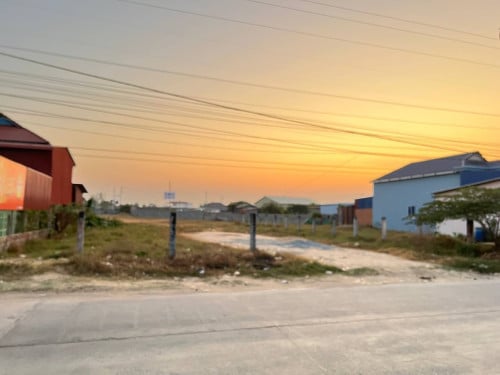 ដីលក់ជាប់ផ្លូវ ៣០ម