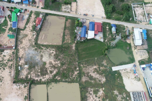 ដីលក់ជាប់ផ្លូវ ៣០ម