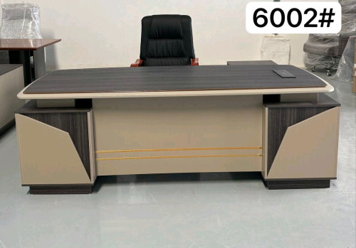 តុប្រធានខ្នាតធំ