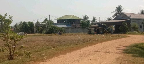 ដីលក់ជិតផ្សារសេះសជិតសាលាក្រុងកែបលក់តម្លៃក្រោមទីផ្សារ។