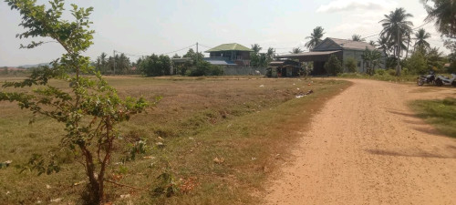 ដីលក់ជិតផ្សារសេះសជិតសាលាក្រុងកែបលក់តម្លៃក្រោមទីផ្សារ។