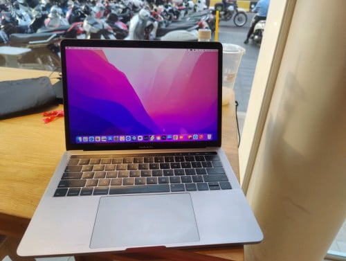 លក់210$ Macbook pro 2017 touch bar