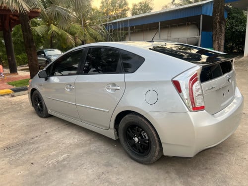 Toyota Prius 2012 Option 3 ឡានថ្មី ក្រដាស់ពន្ធ ប្រភេទលំដាប់មេឡាន ថ្មីខ្លាំង